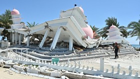 Warga berjalan di dekat bangunan Masjid Al-Istiqomah Ronting yang rusak akibat gempa bumi di Kabupaten Manggarai Timur, Nusa Tenggara Timur (NTT), Selasa (18/8/2026). Manggarai Timur menjadi salah satu wilayah yang paling terdampak gempa bumi bermagn