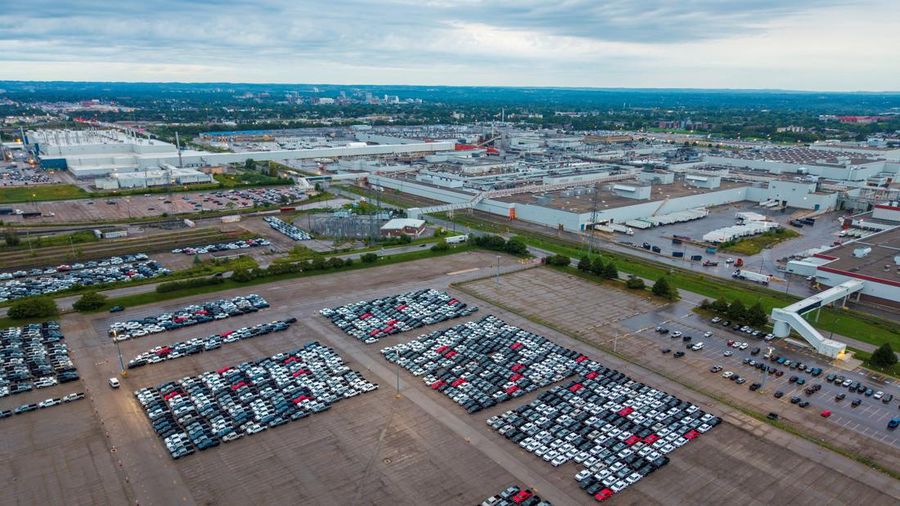 Foto udara menujukkan kendaraan terparkir di luar pabrik perakitan GM di Oshawa, Ontario, Kanada, saat Presiden AS Donald Trump menunda pemberlakuan tarif baru terhadap Kanada selama tiga hari, Rabu (19/8/2026). (REUTERS/Carlos Osorio)