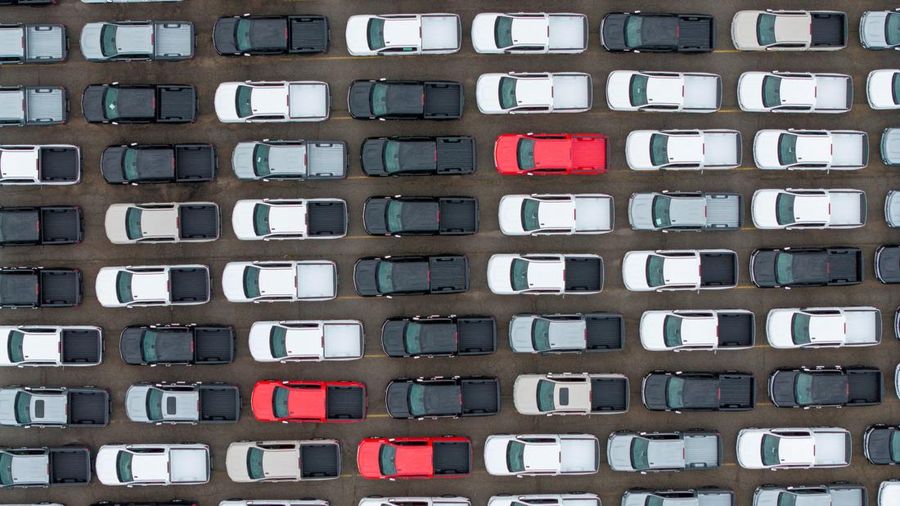 Foto udara menujukkan kendaraan terparkir di luar pabrik perakitan GM di Oshawa, Ontario, Kanada, saat Presiden AS Donald Trump menunda pemberlakuan tarif baru terhadap Kanada selama tiga hari, Rabu (19/8/2026). (REUTERS/Carlos Osorio)