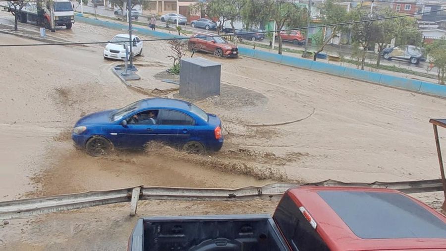 Hujan lebat memicu tanah longsor di Paposo, wilayah Antofagasta utara, Chile, Selasa (18/8/2026), nan menutupi sebagian jalan dan menyebabkan lumpur masuk ke sejumlah rumah warga. (Luis Valdes via REUTERS/Luis Valdes)
