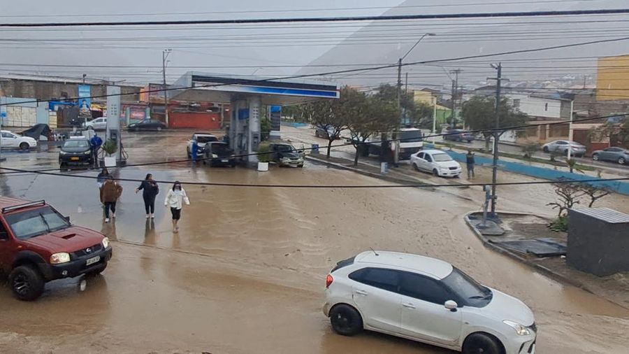 Hujan lebat memicu tanah longsor di Paposo, wilayah Antofagasta utara, Chile, Selasa (18/8/2026), nan menutupi sebagian jalan dan menyebabkan lumpur masuk ke sejumlah rumah warga. (Luis Valdes via REUTERS/Luis Valdes)