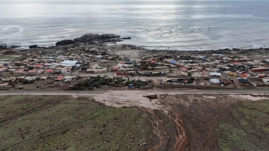Hujan lebat memicu tanah longsor di Paposo, wilayah Antofagasta utara, Chile, Selasa (18/8/2026), nan menutupi sebagian jalan dan menyebabkan lumpur masuk ke sejumlah rumah warga. (REUTERS/Rodrigo Gutierrez)
