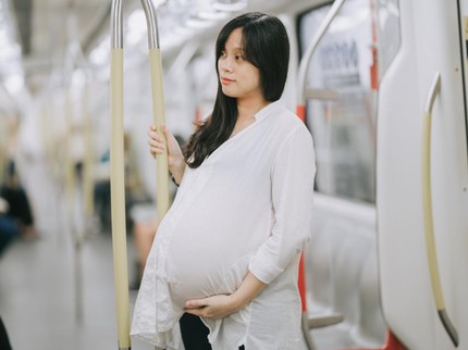 Sama-sama Prioritas, Ibu Hamil Pilih Berdiri di LRT Demi Mengalah pada Penyandang Tuna Netra