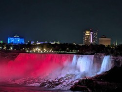 Iluminasi Merah Putih di Air Terjun Niagara Peringati HUT ke-81 RI