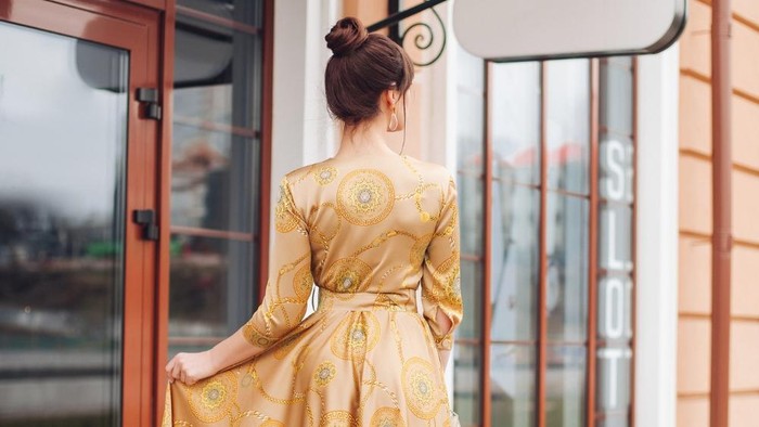 3 Ciri Kepribadian Orang yang Suka Warna Emas Menurut Pakar Psikologi Warna