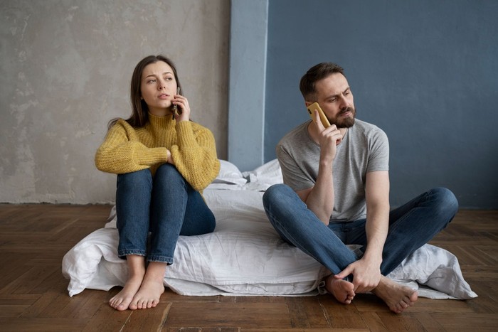 pasangan tidak bahagia memilih lebih asyik bermain HP atau menonton TV daripada melakukan quality time. Walaupun bersama, mereka membiarkan ruangan sunyi dan sibuk dengan kesukaannya masing-masing.