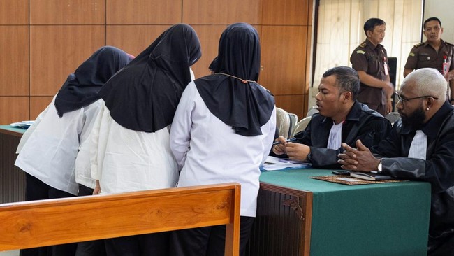 Sidang perdana dugaan kasus kekerasan dan penelantaran anak oleh Daycare Little Aresha mengungkap berbagai dugaan tindakan tak manusiawi.