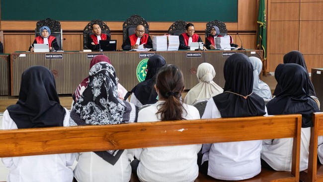 Sidang perdana dugaan kasus kekerasan dan penelantaran anak oleh Daycare Little Aresha mengungkap berbagai dugaan tindakan tak manusiawi.