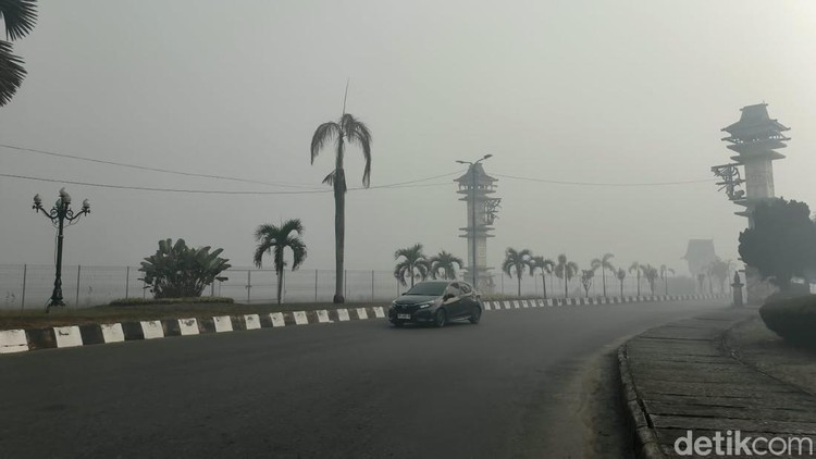 Kabut asap di sekitar area Bandara Syamsudin Noor Banjarmasin di Banjarbaru&period;