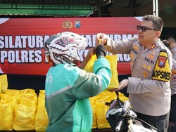 Cuaca Panas, Ojol Dapat Layanan Rikes-Vitamin di Polres Mojokerto Kota