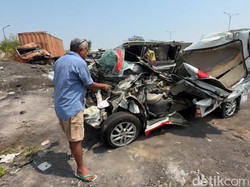 Penampakan Ambulans Ringsek dalam Laka Maut Tewaskan 3 Orang di Tol Batang