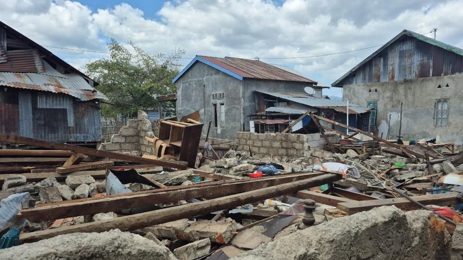 Kondisi rumah penduduk setelah gempa di Desa Golo Sepang, Kec. Sepang, Manggarai Barat sekitar 100 rumah rusak terdampak Gempa Flores M7,7 pada 15 Agustus 2026. (Tangkapan layar X Daryono)