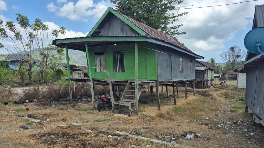 Kondisi rumah penduduk setelah gempa di Desa Golo Sepang, Kec. Sepang, Manggarai Barat sekitar 100 rumah rusak terdampak Gempa Flores M7,7 pada 15 Agustus 2026. (Tangkapan layar X Daryono)