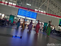 Menikmati Tari Topeng di Atas Laju Cepat Whoosh Menuju Jabar