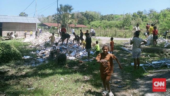 Di tengah keterlambatan bantuan pascagempa, warga di Kabupaten Manggarai Timur NTT terpaksa mencari jalan sendiri untuk bertahan hidup. Mayoritas buruh tani yang belum berani kembali ke ladang karena takut gempa susulan, kini beralih mengumpulkan bes