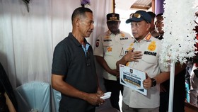 Menteri Dalam Negeri (Mendagri) Muhammad Tito Karnavian berkunjung ke rumah mendiang Maria Diana Meliana, salah seorang korban meninggal dunia akibat gempa, di Kelurahan Kota Uneng, Kecamatan Alok, Maumere, Kabupaten Sikka, Rabu (19/8/2026).