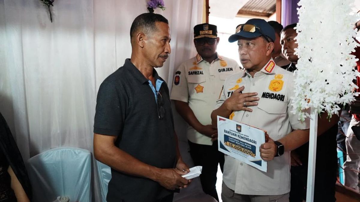 Tito Salurkan Tali Asih ke Ahli Waris Korban Gempa NTT