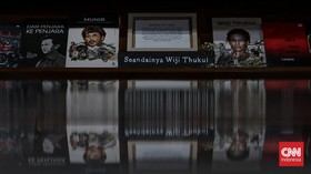 Sejumlah pengunjung mengamati pameran arsip Wiji Thukul di Gramedia Makarya Matraman, Jakarta, Rabu (19/8). (CNN Indonesia/Febria Adha L)
