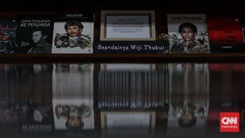 Sejumlah pengunjung mengamati pameran arsip Wiji Thukul di Gramedia Makarya Matraman, Jakarta, Rabu (19/8). (CNN Indonesia/Febria Adha L)