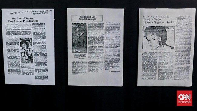 Sejumlah pengunjung mengamati pameran arsip Wiji Thukul di Gramedia Makarya Matraman, Jakarta, Rabu (19/8). (CNN Indonesia/Febria Adha L)