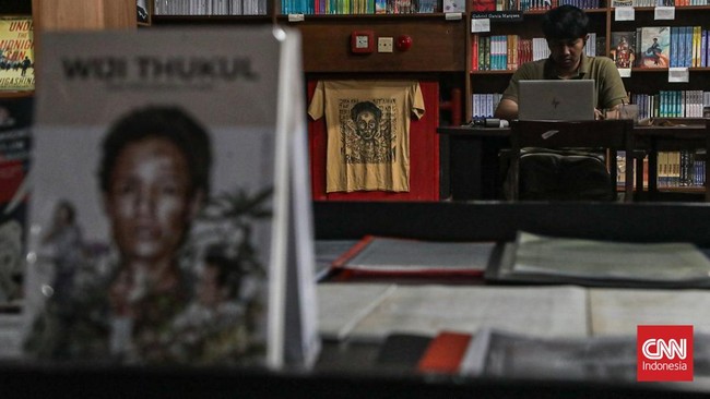 Sejumlah pengunjung mengamati pameran arsip Wiji Thukul di Gramedia Makarya Matraman, Jakarta, Rabu (19/8). (CNN Indonesia/Febria Adha L)