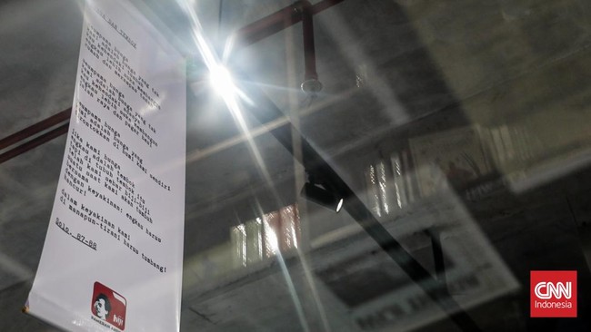 Sejumlah pengunjung mengamati pameran arsip Wiji Thukul di Gramedia Makarya Matraman, Jakarta, Rabu (19/8). (CNN Indonesia/Febria Adha L)