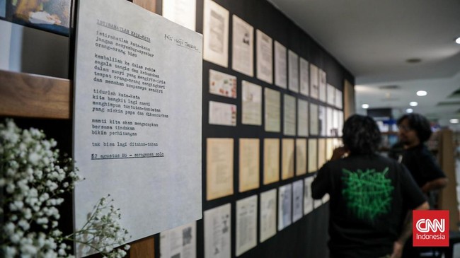 Sejumlah pengunjung mengamati pameran arsip Wiji Thukul di Gramedia Makarya Matraman, Jakarta, Rabu (19/8). (CNN Indonesia/Febria Adha L)