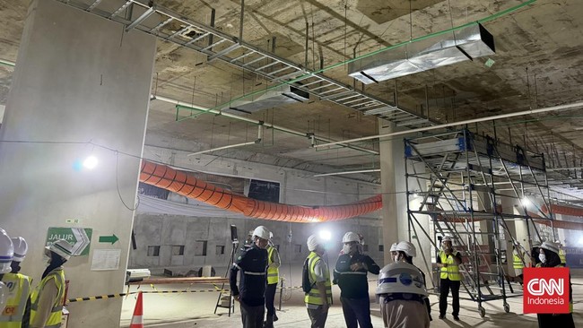 PT MRT Jakarta (Perseroda) menyiapkan 24 area multifungsi di jalur pejalan kaki bawah tanah atau extended concourse Stasiun Bundaran HI. Ruang seluas sekitar 4.439 meter persegi itu nantinya dapat dimanfaatkan untuk ritel, makanan dan minuman (F&B),