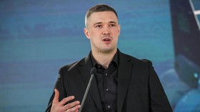 Menhan Ukraina pecatan Presiden Volodymyr Zelensky, Mykhailo Fedorov, mendesak pemerintah segera mencari cara untuk menggelar pemilihan umum.
