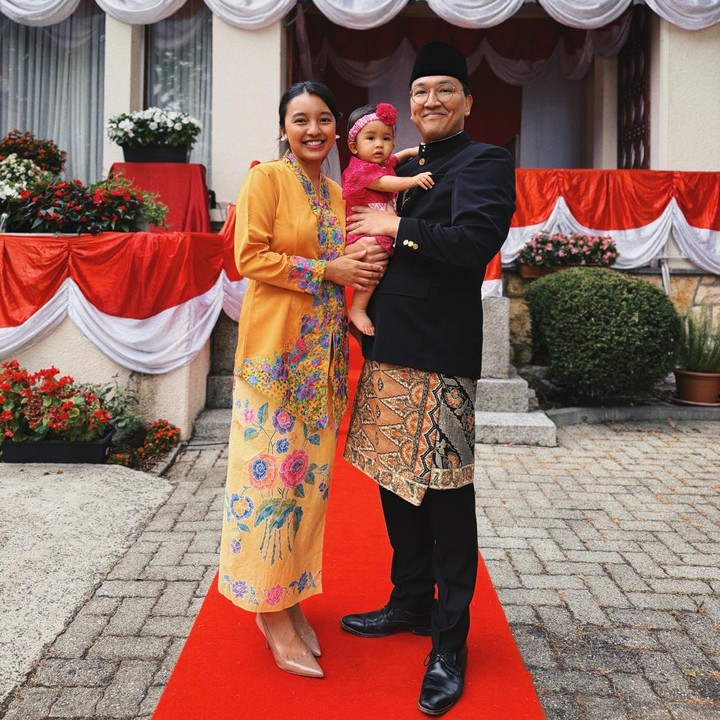 <p>Nadia Soekarno dan suaminya Kama Sukarno kembali merayakan Hari Kemerdekaan Republik Indonesia (HUT RI) ke-81 di Swiss. Namun, perayaan HUT RI kali ini terasa berbeda karena keduanya sudah resmi menjadi orang tua. Ya, Nadia dan Kama merayakan HUT RI tahun ini bersama sang putri, Nayika Kaulanirdani Fatima Sukarno. (Foto: Instagram @nadiasoekarno)</p>