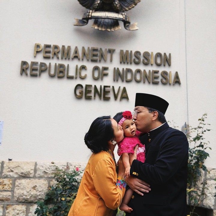 <p>Melalui unggahan di Instagram, Nadia membagikan momen saat merayakan HUT RI di Permanent Mission of Indonesia to the United Nations di Jenewa, Swiss. Dalam acara ini, Nadia tampak mengenakan kebaya encim orange dengan motif bunga warna-warni. Sementara itu, sang suami yang menjabat sebagai diplomat muda terlihat memakai setelan beskap Jawa hitam, dan sang putri Nadia, Nayika, mengenakan kebaya merah muda. (Foto: Instagram @nadiasoekarno)</p>