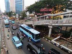 Penampakan Separator Busway di Pancoran Dicabut karena Proyek Trotoar