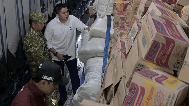 Momen Seskab Teddy dan Gus Ipul Berangkatkan 65 Ton Bantuan Ke NTT