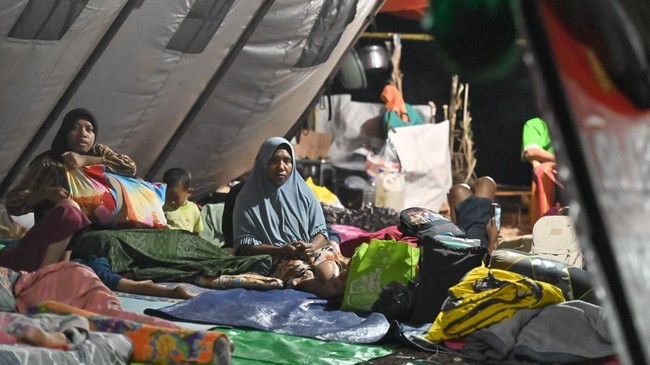 Warga di tenda pengungsian korban gempa bumi di kawasan Ronting, Kabupaten Manggarai Timur, NTT, Selasa (18/8/2026). ANTARA FOTO/Fikri Yusuf