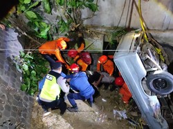 Angkut Rak KDMP, Pikap Terjun ke Sungai Sedalam 7 Meter di Trenggalek
