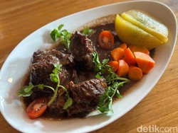 Premium! Steak Wagyu MB9+ hingga Chicken Diane Ada di Resto Ini