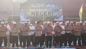 Kabut asap akibat karhutla menyelimuti Kalimantan Selatan. Polresta Banjarmasin gelar salat Istisqa untuk memohon hujan mengatasi dampak kebakaran.