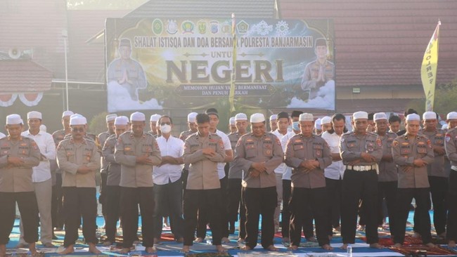 Kabut asap akibat karhutla menyelimuti Kalimantan Selatan. Polresta Banjarmasin gelar salat Istisqa untuk memohon hujan mengatasi dampak kebakaran.