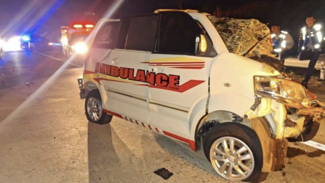 Tiga orang tewas dalam kecelakaan beruntun di Tol Batang-Semarang, melibatkan ambulans dan tiga kendaraan lain. 