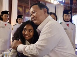 Momen Prabowo Ramah Tamah Bareng Paskibraka dan Komandan Upacara HUT Ke-81 RI