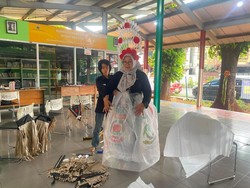 Kreatif, Warga Daur Ulang Sampah untuk Fashion Show Agustusan di Jakbar