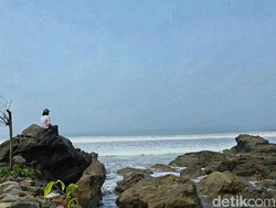 Tangis Ratna di Pantai Karangnaya Menanti Kepulangan Putra Bungsu