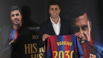 Spanish international footballer Rodri poses with a jersey bearing his name during his official presentation as FC Barcelona's new player on August 18, 2026 in Barcelona. Barcelona announced the signing of Rodri from Manchester City until 2030, AFP r