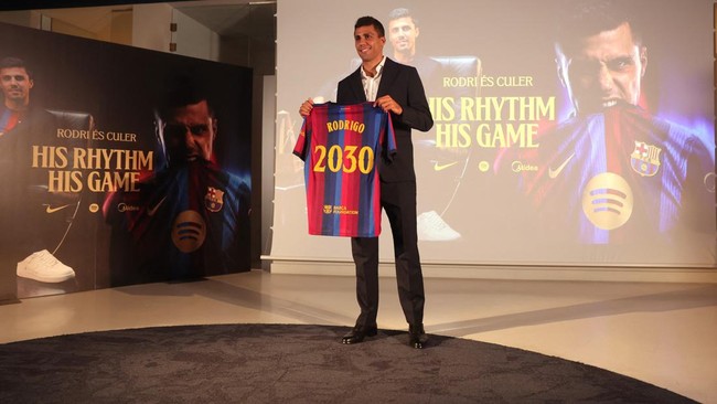 Soccer Football - Barcelona unveil Rodri - Spotify Camp Nou, Barcelona, Spain - August 18, 2026 New FC Barcelona player, Rodri poses with a shirt during the presentation REUTERS/Bruna Casas