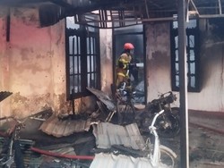 Diduga Korsleting, Rumah-Motor Ketua RT di Kobar Ludes Terbakar