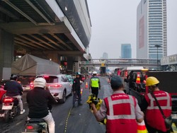 Jalan Diperbaiki, Separator TransJ di Jalan Gatot Subroto Dicabut Sementara