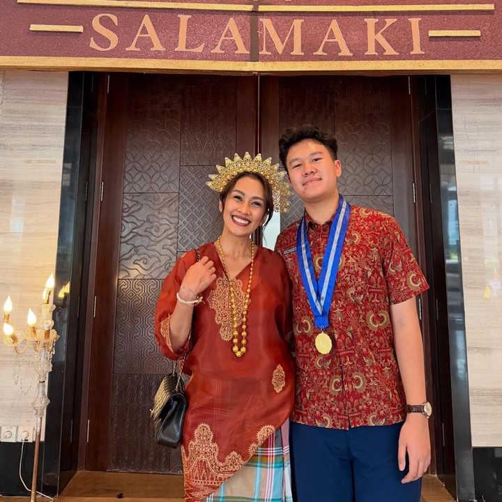 <p>Tentu saja <em>postingan</em> tersebut langsung menuai komentar netizen yang turut memberikan dukungan dan mendoakan kariet Sheemar. &ldquo;Sukses selalu Sheemar. Suka lagu2nyaa,&rdquo; tulis akun <em>@fitriansy****.</em> &ldquo;Kereenn lagu2nya. Best of luck Sheemar semakin bersinar,&rdquo; tulis akun <em>@ayuna.pradidwima****.&nbsp;</em>(Foto: Instagram @melanieputria)</p>