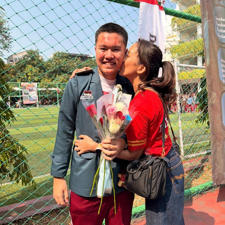 <p>Sheemar, yang kini telah beranjak remaja, juga berhasil mencuri perhatian lewat kemampuannya dalam dunia musik, mengikuti jejak orang tuanya sebagai penyanyi.&nbsp;(Foto: Instagram @melanieputria)</p>