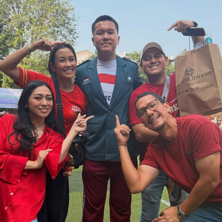<p>Meski jarang tampil di layar kaca, baik Melanie maupun Angga cukup sering mengabadikan momen bersama putranya ini di media sosial. Terbaru, mereka tampil kompak mendampingi sang putra yang dilantik sebagai pengurus OSIS di sekolahnya.&nbsp;(Foto: Instagram @melanieputria)</p>