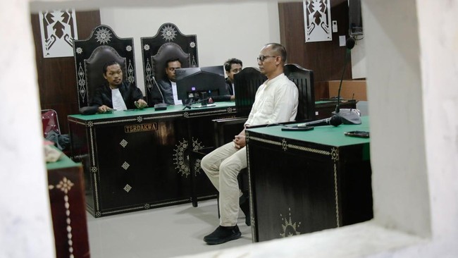 Terdakwa kasus korupsi pengadaan lahan Sirkuit Motocross Grand Prix (MXGP), Subhan (kanan), menjalani sidang putusan di PN Mataram.